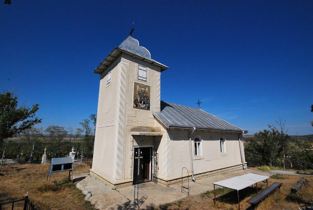 Biserica - vedere exterioară